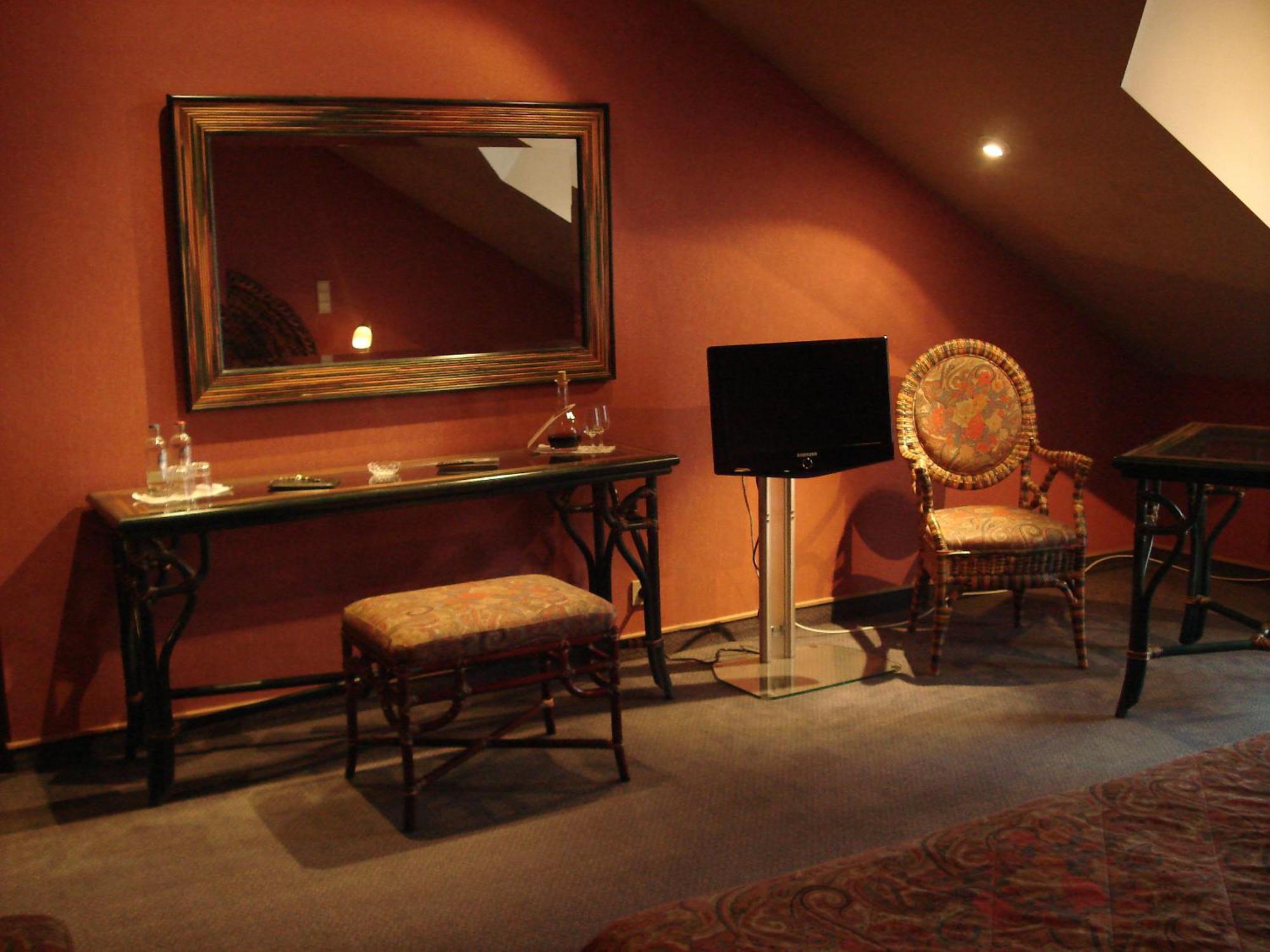 Chateau d'Hassonville Aye Extérieur photo